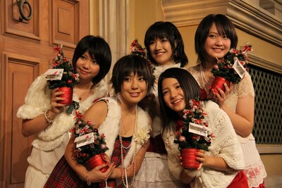 それぞれメッセージの入ったミニクリスマスツリーを持って、記念撮影を行った9nine。