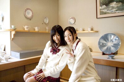 ベテランによる陶芸作品を見て、奥の深さを実感する前田と松井。