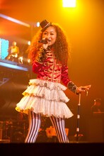 フランス革命時代を彷彿させるおしゃれなファッションで熱唱する青山テルマ。