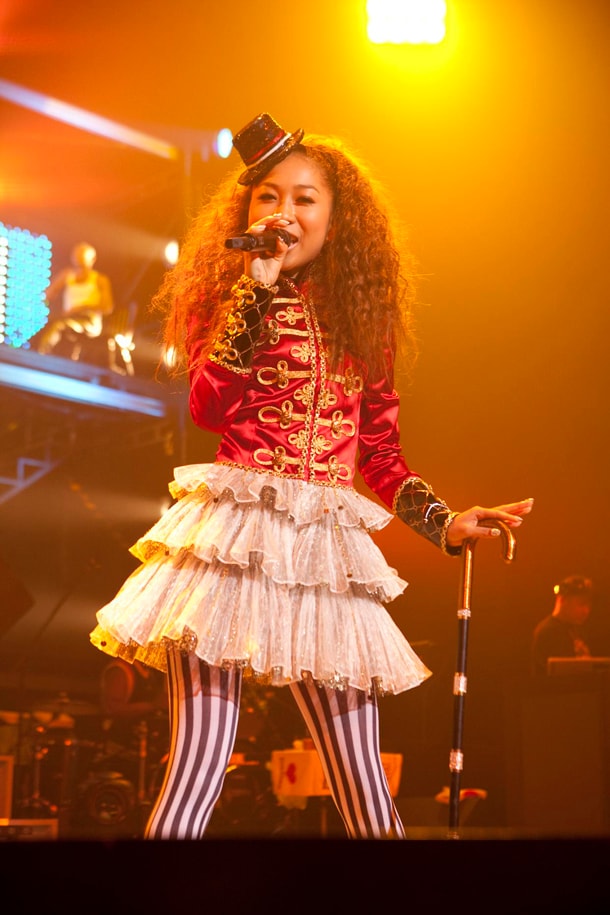 フランス革命時代を彷彿させるおしゃれなファッションで熱唱する青山テルマ。