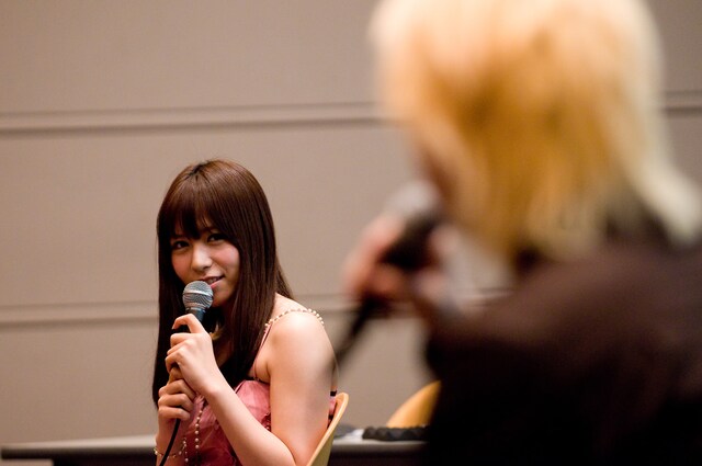 津田（写真手前）の「今後、Twitterをどうしていきましょうかね？」という問いに対し、力強く「私が引っ張っていきましょうかね！」と答えた河西（奥）。イベント終了後の夜、彼女は「今日の漢字はもちろん..........☆金髪☆ですょね(｀▽´ゞ」とつぶやいている。