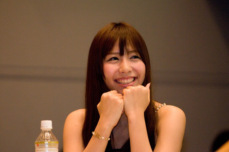 スクリーンに映し出された“チユウッター”の画面を見つめ、ニコニコする河西。