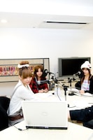 写真は11月26日に生配信されたインターネットラジオ「COSMETICSの世界はLOVEを求めてる！」の放送現場。