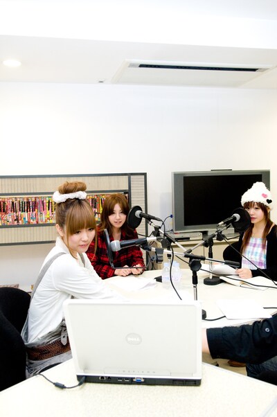 写真は11月26日に生配信されたインターネットラジオ「COSMETICSの世界はLOVEを求めてる！」の放送現場。