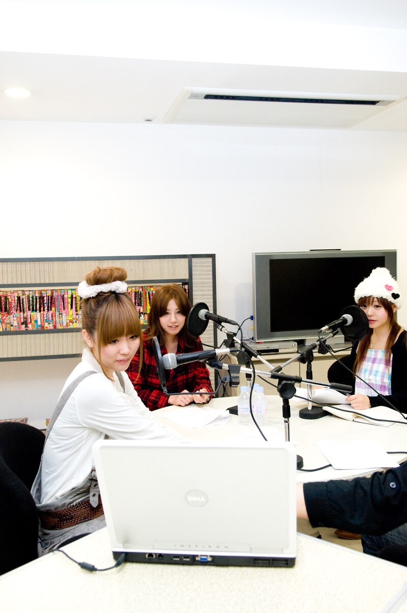 写真は11月26日に生配信されたインターネットラジオ「COSMETICSの世界はLOVEを求めてる！」の放送現場。