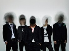 FACT最新アーティスト写真。現在オフィシャルMySpaceではニューアルバムから、新曲「slip of the lip」の先行フル試聴を実施中。同曲は12月16日にデジタルシングルとしてリリースされる。