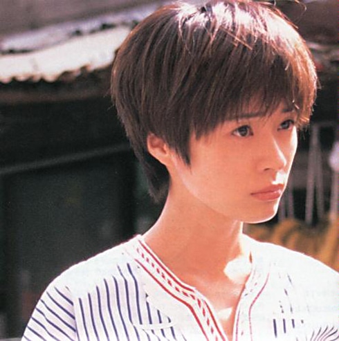 写真は1997年に発表された1stアルバム「川本真琴」ジャケット。岡村靖幸プロデュースによるデビュー曲「愛の才能」や「DNA」「1/2」など10曲を収録。
