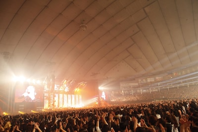写真は東京ドームライブの様子。鬼太鼓座による和太鼓のパフォーマンスや琴の生演奏、巨大バルーンが投下されるなどさまざまな演出が用意されファンを楽しませた。