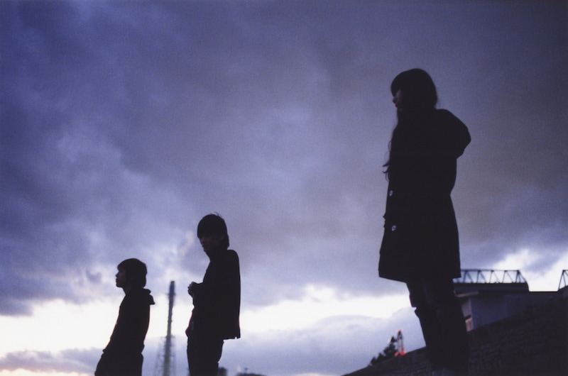 初の海外公演に挑戦する凛として時雨。ちなみにTK(Vo,G)は渡英経験があり、2008年12月にリリースされた完全限定シングル「moment A rhythm」のブックレットには彼が現地で撮影した写真が掲載されている。