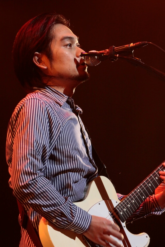 堀込泰行のソロユニット・馬の骨。写真は11月27日のSHIBUYA-AXで行われた全国ツアー最終公演の模様。