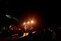 ツアーを終えた泰行は、間髪入れず12月9日にキリンジとして配信限定シングル「小さなおとなたち」をリリースする。