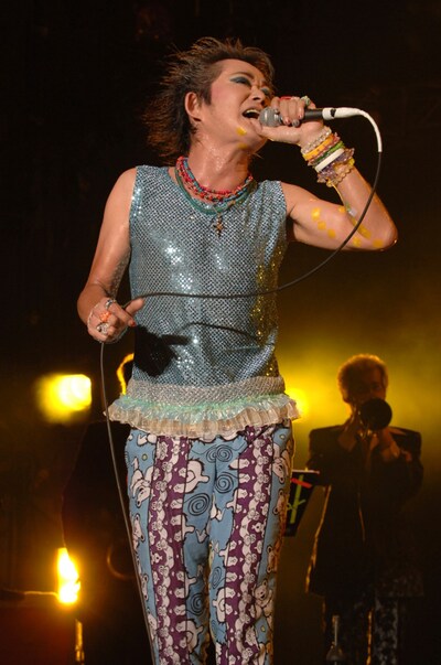 スペースシャワーTV開局一発目のオンエアを飾ったのは、THE TIMERSの「デイ・ドリーム・ビリーバー」。以降もスペシャでは清志郎のライブやPVが何度となく放送され続けている。