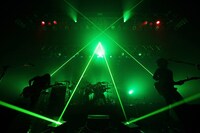 写真のようなレーザー光線は「moment A rhythm」「nakano kill you」の2曲で使用され、楽曲の世界観を彩った（撮影：河本悠貴）。