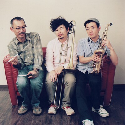 写真はNEWDAYの3人。左から中尾勘二（Dr）、浜野謙太（Tb）、橋本“キッズ”剛秀（Sax）。