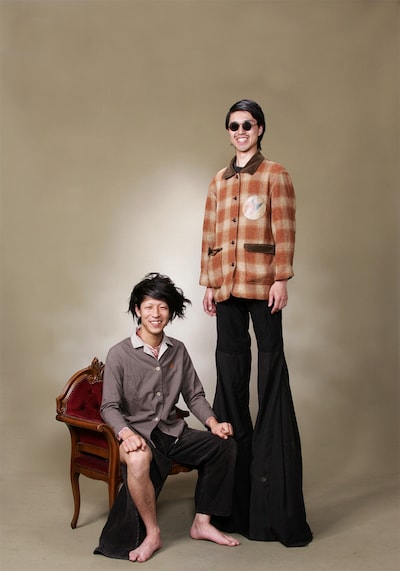 左が暗黒の騎士（Dr,Vo）、右が巨人ポー（G,Vo）。