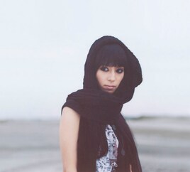 噂のシンガーソングライター72、謎の素顔に迫る