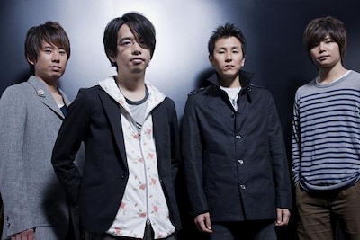 アジカンは12月2日にニューシングル「新世紀のラブソング」をリリースしたばかり。この曲のビデオクリップには「ソラニン」で種田役を務める高良健吾が出演している。