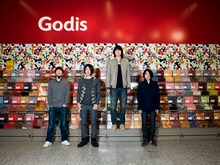 先日、主催イベント「フジフジ富士Q」の詳細を発表したフジファブリック。同イベントには彼らと縁の深いアーティストが多数出演する。