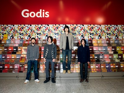 写真右から2番目が志村。なお、葬儀は親族と関係者で執り行う予定。