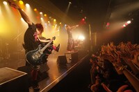 写真は11月30日のSuG主催イベント「SuGフェス2009 Alternative POP Show ～ Vol.6」の様子。