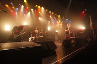 写真は11月30日のSuG主催イベント「SuGフェス2009 Alternative POP Show ～ Vol.6」の様子。