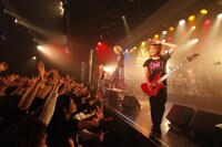 1月12日からは、全国7都市をまわるライブツアー「The Daybreak Sweet Kiss」も実施。チケットの一般発売は12月19日から一斉スタート。