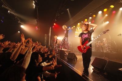 1月12日からは、全国7都市をまわるライブツアー「The Daybreak Sweet Kiss」も実施。チケットの一般発売は12月19日から一斉スタート。