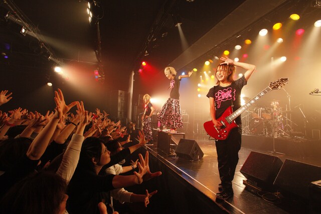 1月12日からは、全国7都市をまわるライブツアー「The Daybreak Sweet Kiss」も実施。チケットの一般発売は12月19日から一斉スタート。