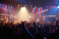 写真は11月30日のSuG主催イベント「SuGフェス2009 Alternative POP Show ～ Vol.6」の様子。