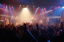 写真は11月30日のSuG主催イベント「SuGフェス2009 Alternative POP Show ～ Vol.6」の様子。