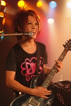 写真は11月30日のSuG主催イベント「SuGフェス2009 Alternative POP Show ～ Vol.6」の様子。