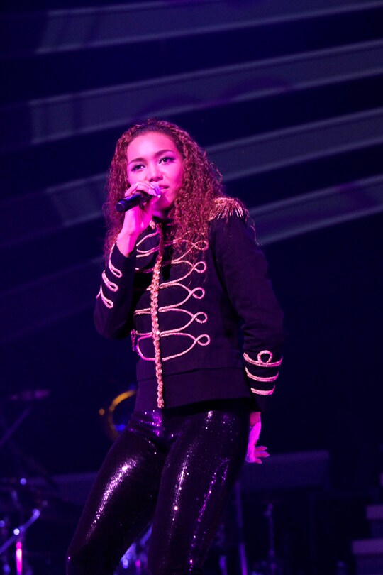 Crystal Kayのライブではその衣装もお楽しみのひとつ。今回はマイケルばりのジャケットスタイルやビヨンセ顔負けのレオタード姿など、過激なファッションも堂々と着こなした。