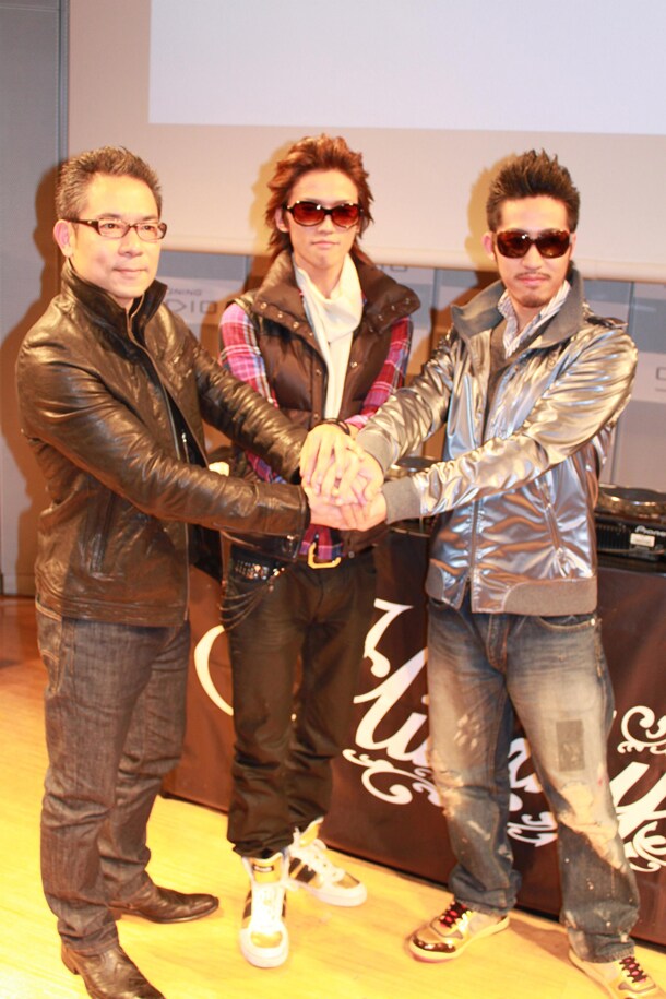 故郷新潟を愛する者同士、固い握手を交わす藤沢周（写真左）、MC TOC（中央）、DJ KATSU（右）の3人。