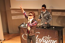 人差し指をピンと伸ばすMC TOCと、クールな佇まいのDJ KATSU。“命がけの恋”を綴ったリリックをストリングスの効いたメロディに乗せて歌い上げた。