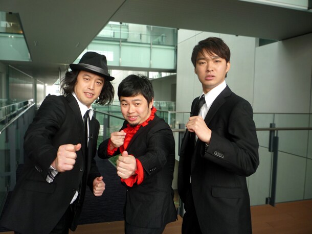 エレキコミックの2人に囲まれファイティングポーズをとるハマケン。