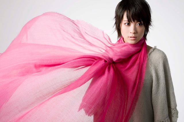 デビュー曲「サクラサク」は、夢や目標に向かってがんばっている人たちへ贈るメッセージソング。北乃きい出演によるネスレ「キットカット」のテレビCMソングとして、1月よりオンエアされる。