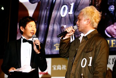 司会の石田純一とトークするトランペット担当・Ohyama "B.M.W" Wataru。