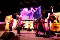 会場は華やかな雰囲気で彩られ、抽選で貴重な招待券をゲットした一般読者と関係者で賑わった。