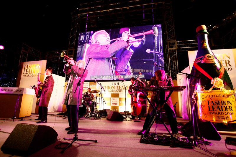 会場は華やかな雰囲気で彩られ、抽選で貴重な招待券をゲットした一般読者と関係者で賑わった。