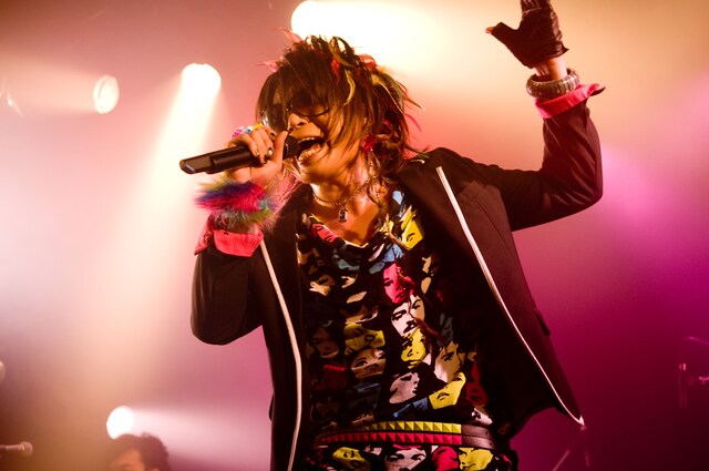 1曲目「裸★KING」を歌い終えると、Rickyは「1曲目が終わったところでなんだけど」と言ってアンコール時に使う「R.I.C.K.Y.コール」を振り付きで観客に伝授した。