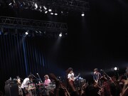 ダブルアンコール後には「2010年も2010年以降もよろしく！ でも一説によると2012年で地球は滅びるらしいよ」と、ニヤリと笑いながら言い放った田中。彼らしいシニカルなセリフでライブは締めくくられた。