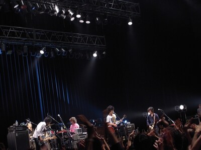 ダブルアンコール後には「2010年も2010年以降もよろしく！ でも一説によると2012年で地球は滅びるらしいよ」と、ニヤリと笑いながら言い放った田中。彼らしいシニカルなセリフでライブは締めくくられた。