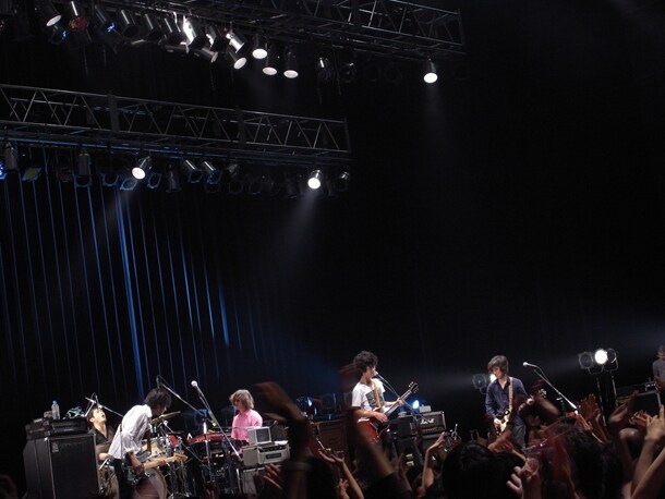 ダブルアンコール後には「2010年も2010年以降もよろしく！ でも一説によると2012年で地球は滅びるらしいよ」と、ニヤリと笑いながら言い放った田中。彼らしいシニカルなセリフでライブは締めくくられた。