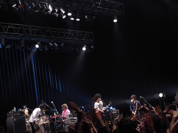 ダブルアンコール後には「2010年も2010年以降もよろしく！ でも一説によると2012年で地球は滅びるらしいよ」と、ニヤリと笑いながら言い放った田中。彼らしいシニカルなセリフでライブは締めくくられた。