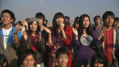 写真はCMのワンシーン。ガッキーは3000人もの中高生と一緒に歌った感想を「最初は緊張したけど、途中から気持ち良く歌えました。こんなにすごい人数だと思わなくて、リハーサルを見て少し泣きそうになりました」と語った。