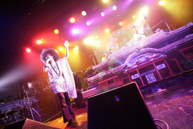 多和田えみはひらひらした服をまとって登場し、2曲を熱唱。