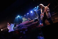 「遥」演奏の様子。RYUKYUDISKOのビートに合わせMEGのボーカルとiLLのギターが絡み合う幻想的な空間が展開された。