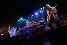 「遥」演奏の様子。RYUKYUDISKOのビートに合わせMEGのボーカルとiLLのギターが絡み合う幻想的な空間が展開された。