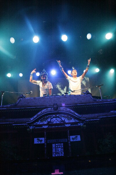 ライブではおなじみ、首里城DJ卓でプレイするRYUKYUDISKO。左が廣山哲史、右が廣山陽介だ。