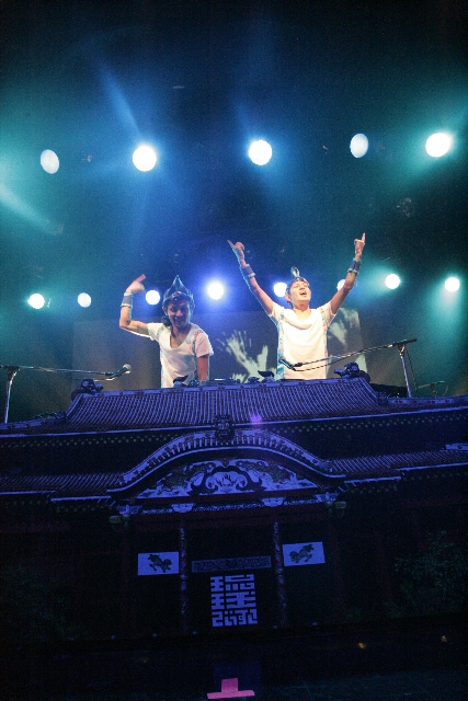 ライブではおなじみ、首里城DJ卓でプレイするRYUKYUDISKO。左が廣山哲史、右が廣山陽介だ。